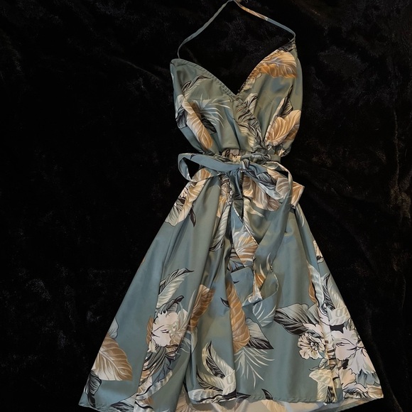 🔥3 for $25🔥 GRAY WITH FLOWERS SUPER CUTE DRESS WITH SASH. SZ 1X - Picture 4 of 7